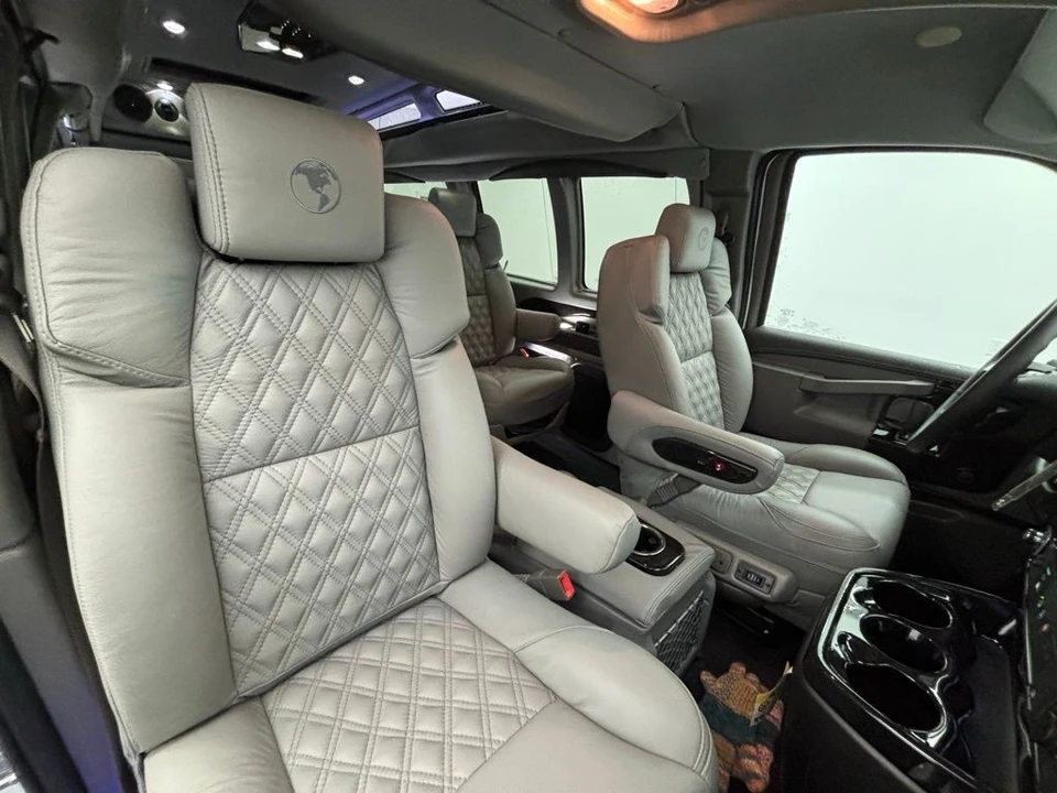 2025 GMC Savana - Image 13 of 21