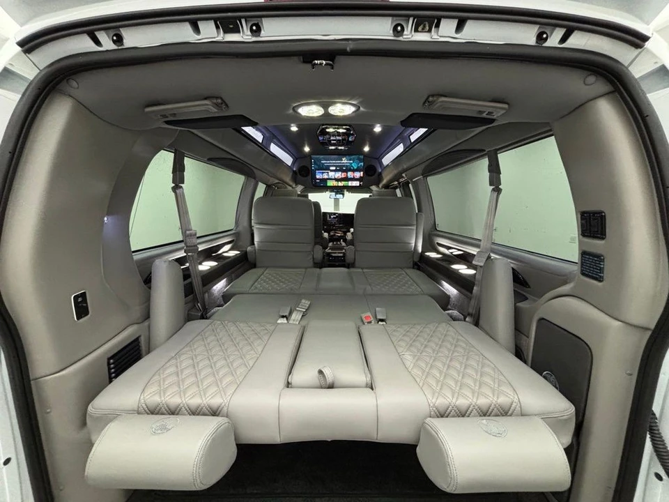 2025 GMC Savana - Image 18 of 21