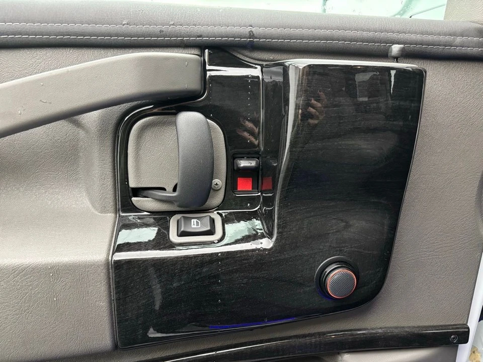 2025 GMC Savana - Image 6 of 21