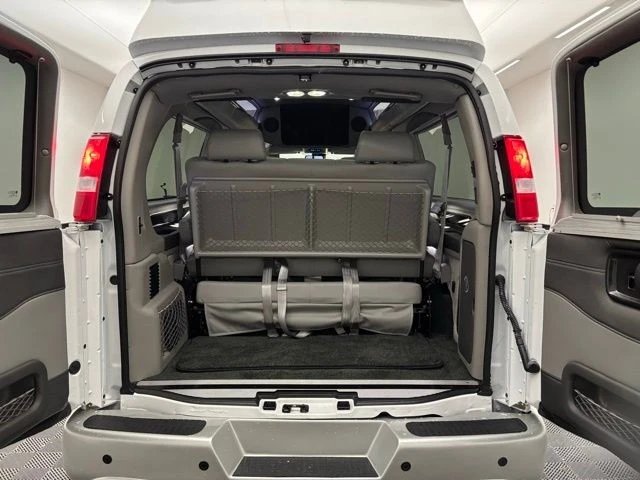 2025 GMC Savana - Image 17 of 21
