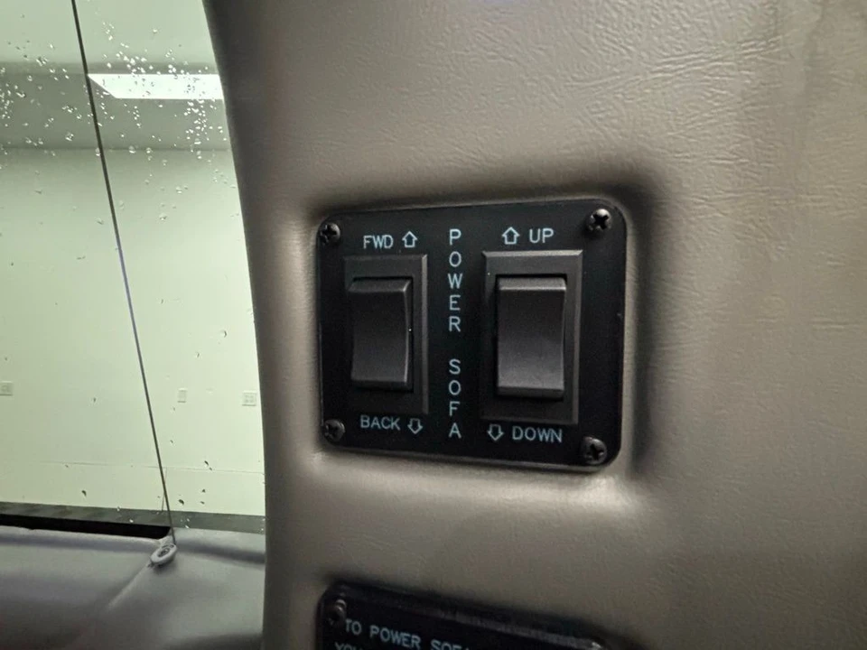 2025 GMC Savana - Image 19 of 21
