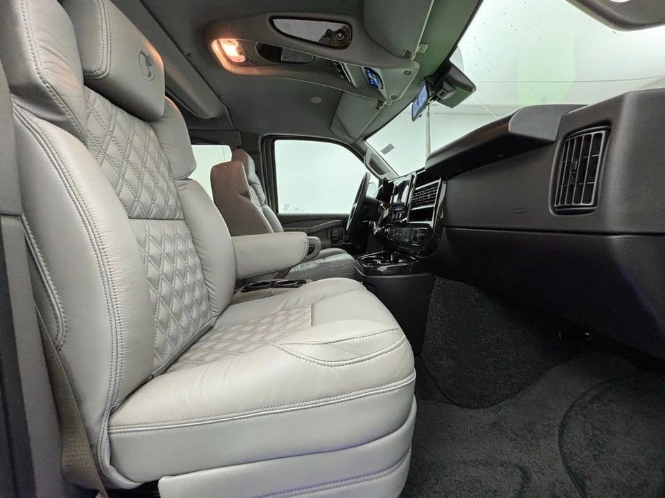 2025 GMC Savana - Image 12 of 21