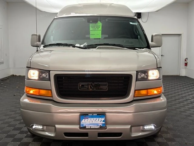 2025 GMC Savana - Image 16 of 21