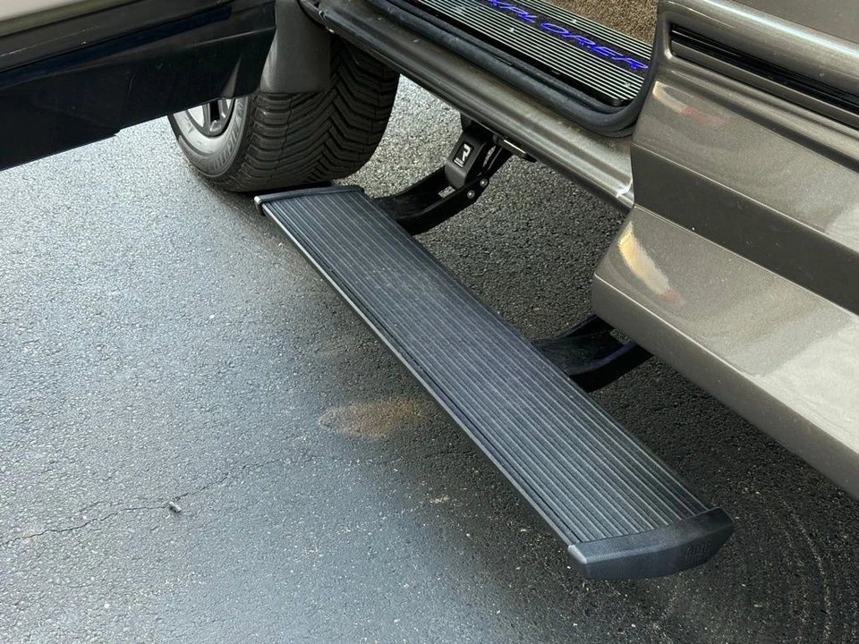 2025 GMC Savana - Image 15 of 21