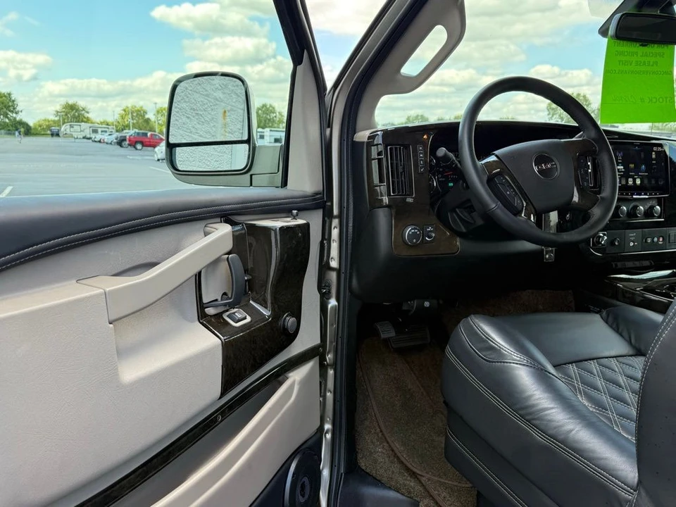 2025 GMC Savana - Image 16 of 21