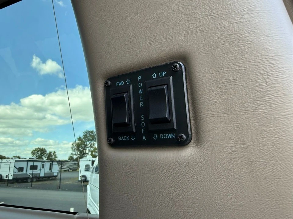 2025 GMC Savana - Image 7 of 21