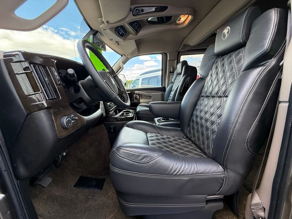 2025 GMC Savana - Image 18 of 21