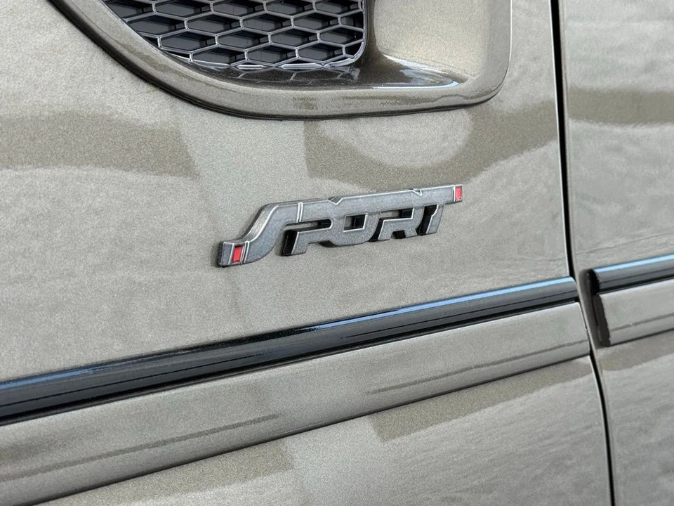 2025 GMC Savana - Image 14 of 21