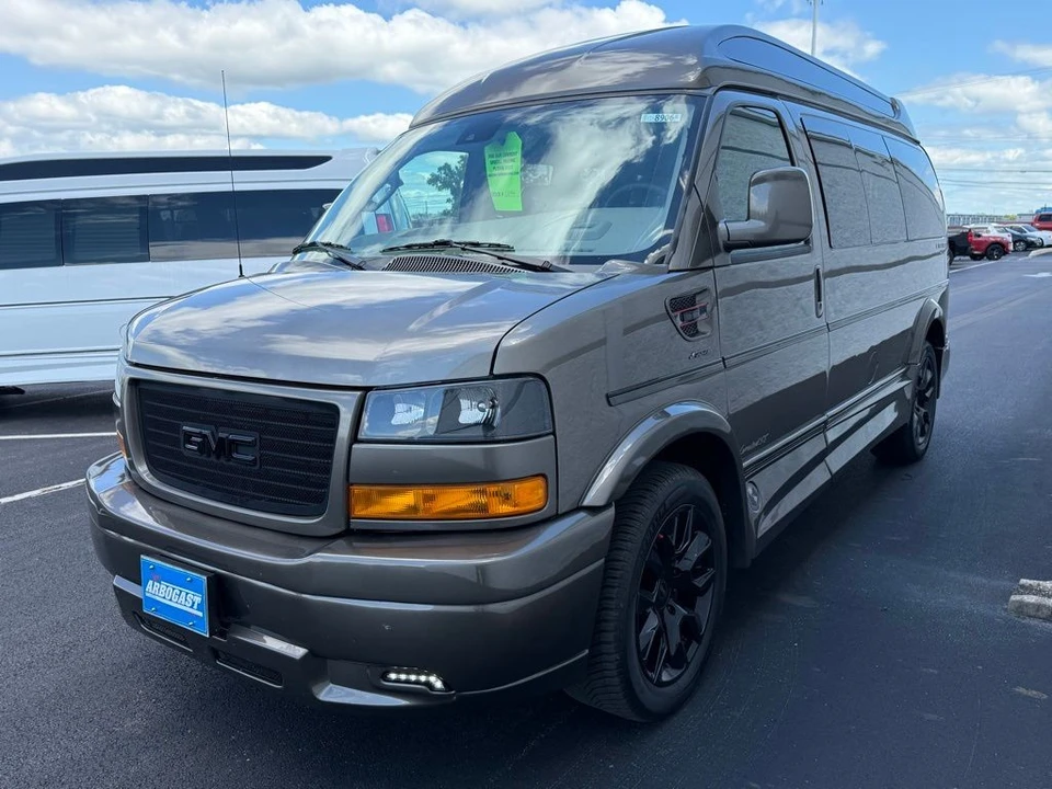 2025 GMC Savana - Image 11 of 21