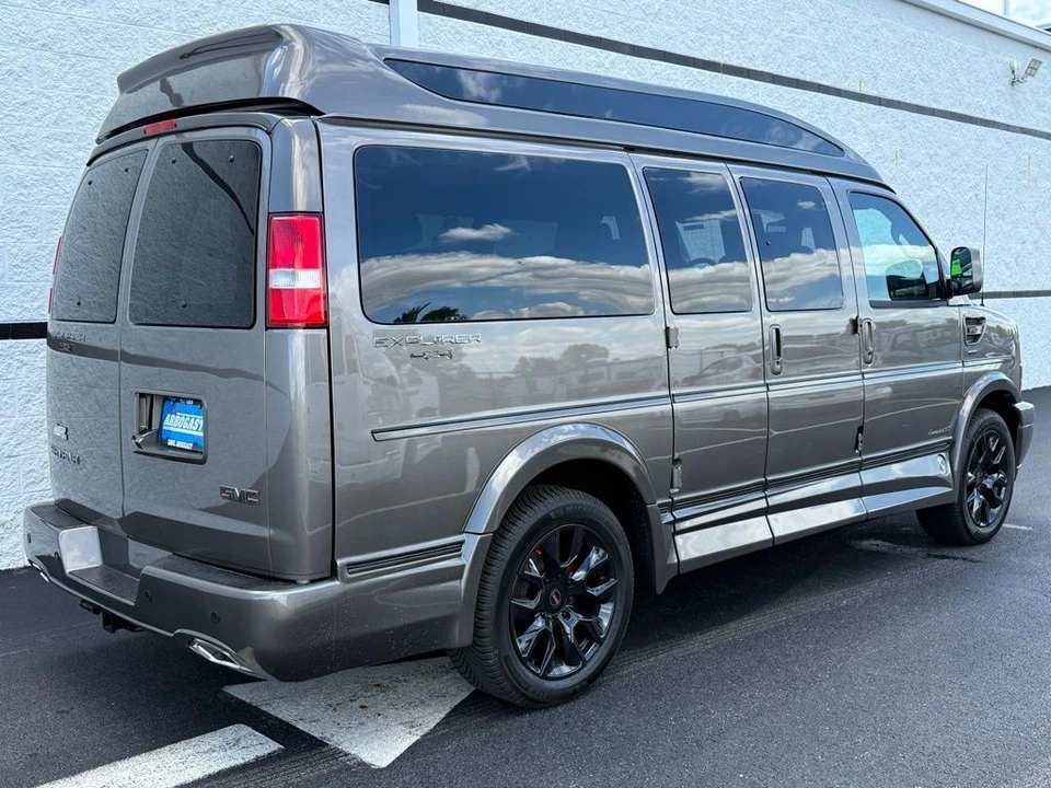 2025 GMC Savana - Image 3 of 21