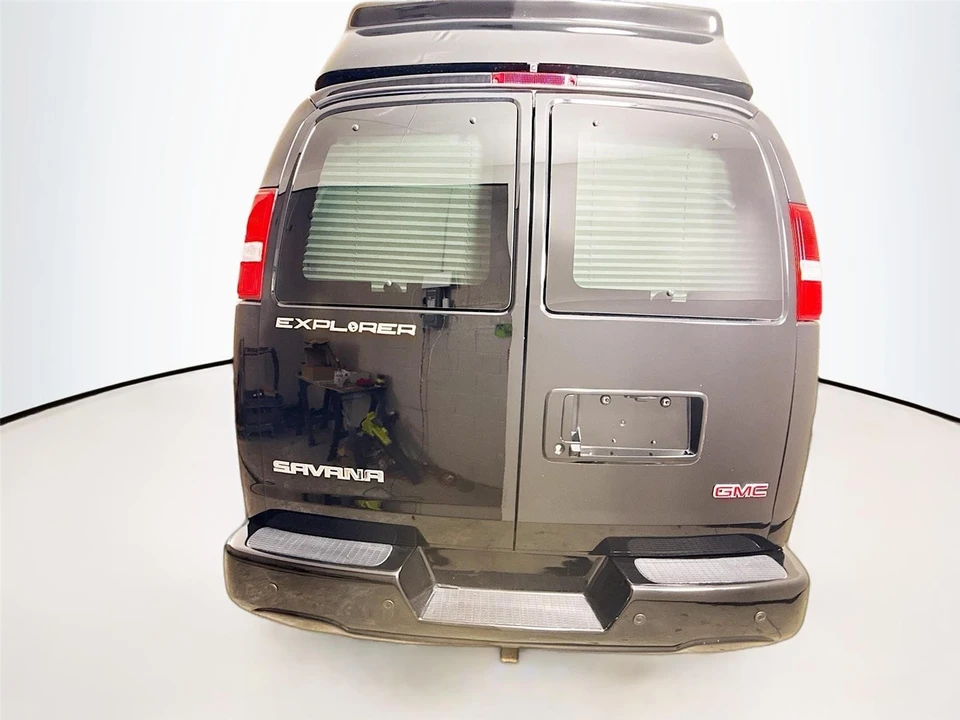 2025 GMC Savana - Image 16 of 21