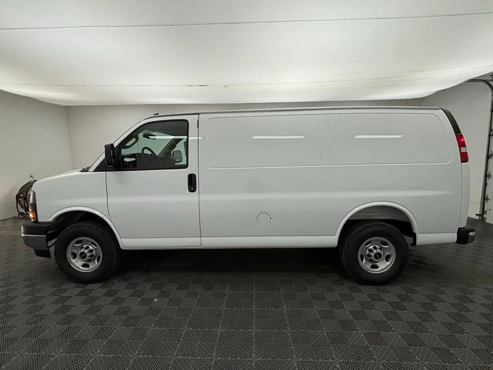 2025 GMC Savana - Image 11 of 21