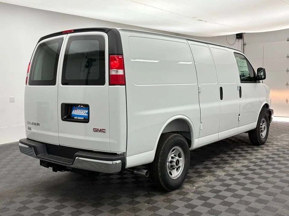 2025 GMC Savana - Image 4 of 12