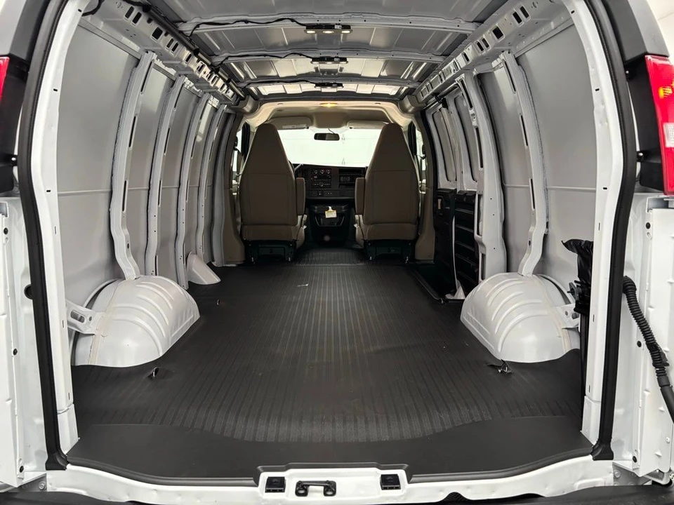 2025 GMC Savana - Image 8 of 21