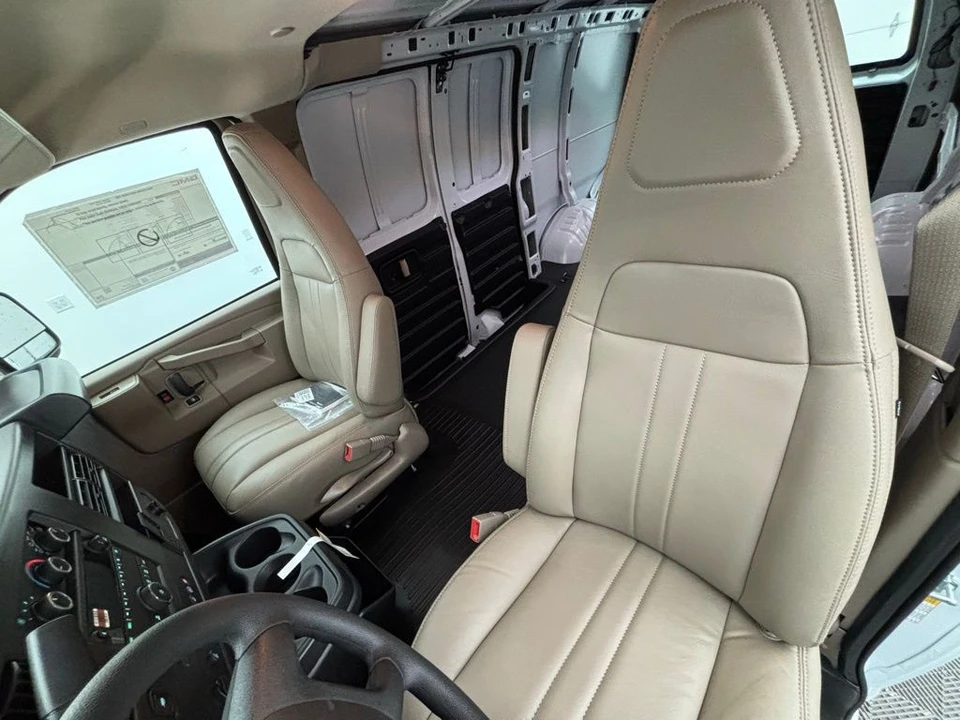 2025 GMC Savana - Image 17 of 21