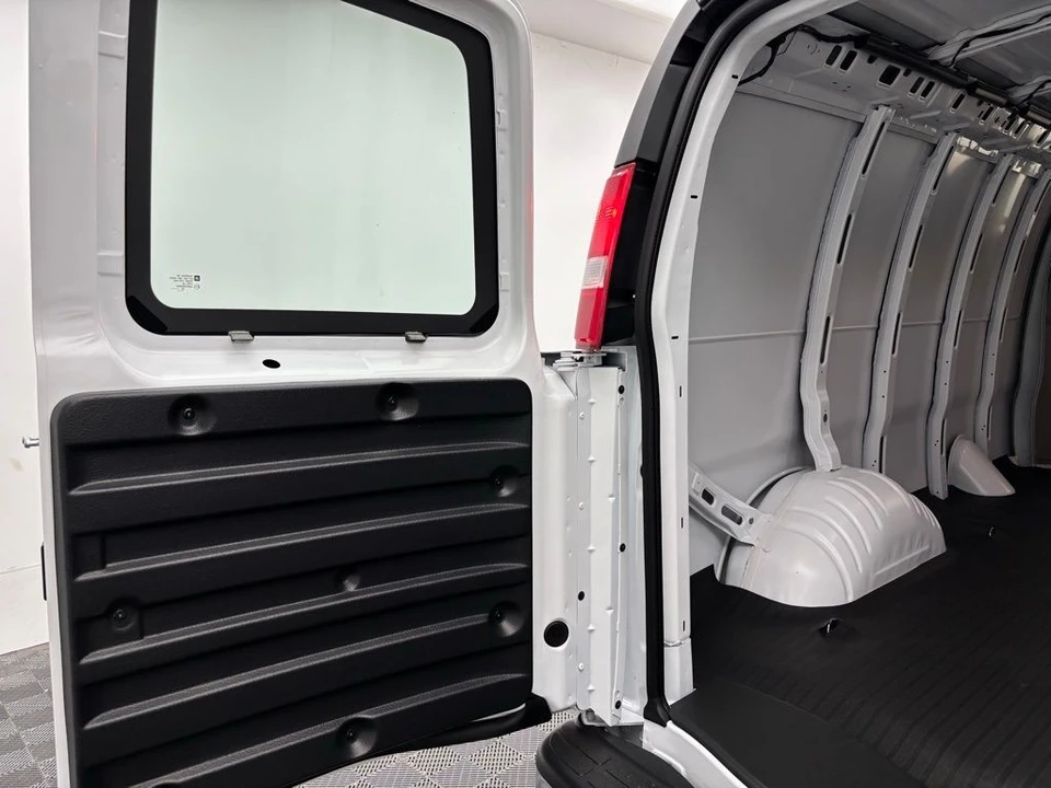 2025 GMC Savana - Image 8 of 21