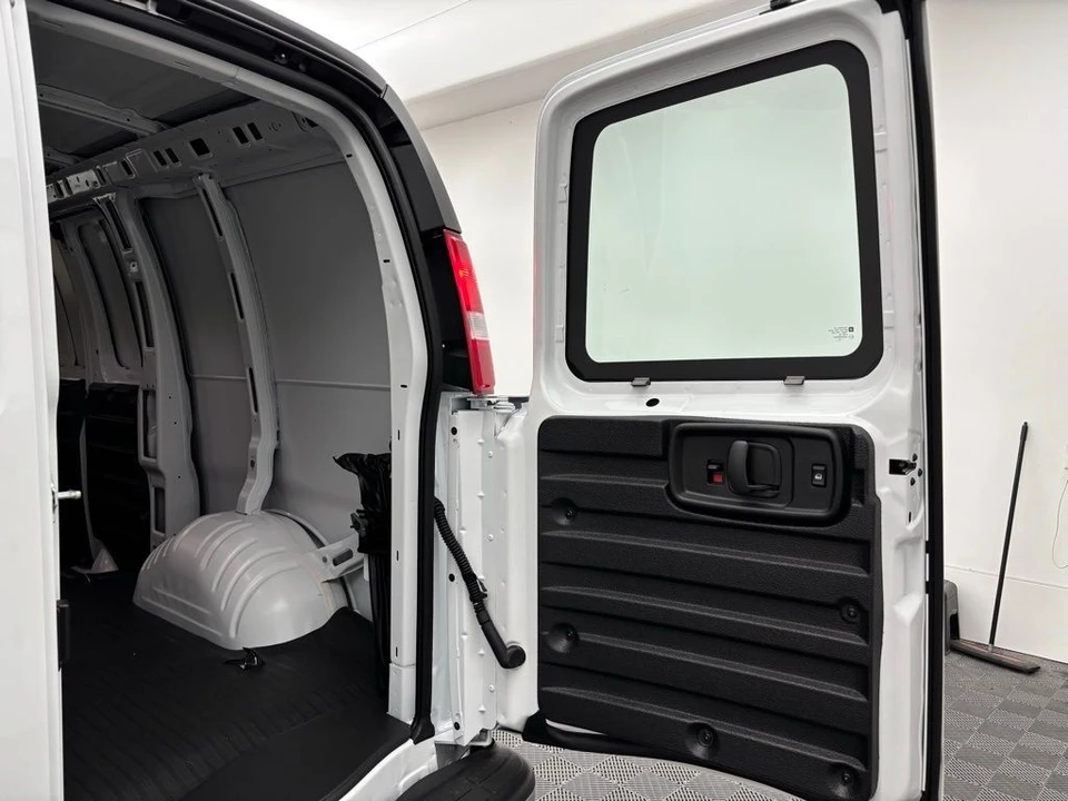 2025 GMC Savana - Image 6 of 12