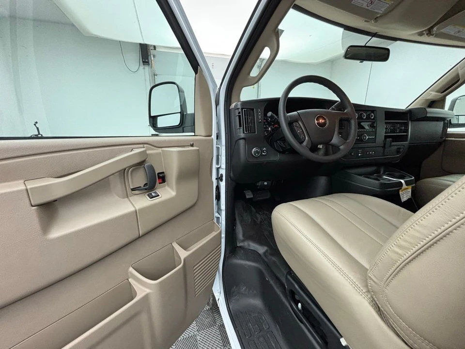 2025 GMC Savana - Image 14 of 21