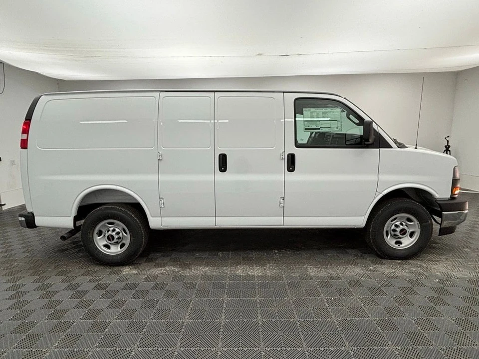 2025 GMC Savana - Image 4 of 21