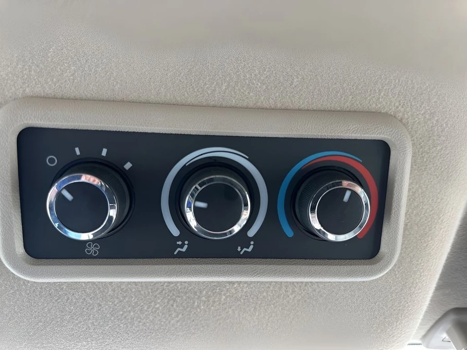 2025 GMC Savana - Image 19 of 21
