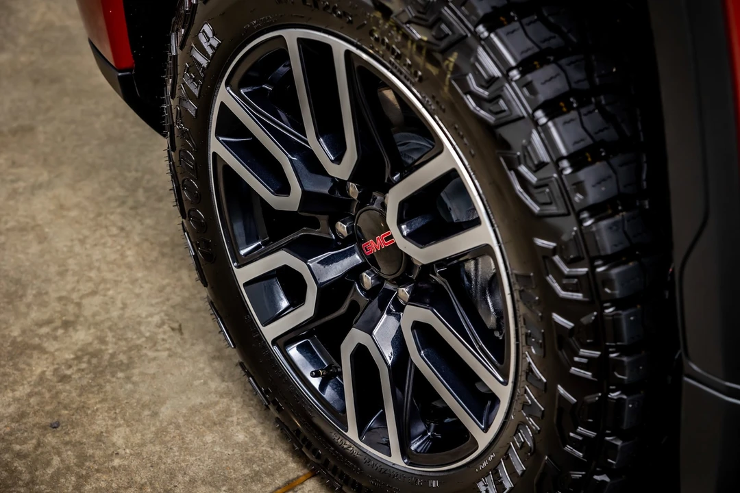 2025 GMC Sierra 5th Gen - Image 19 of 21