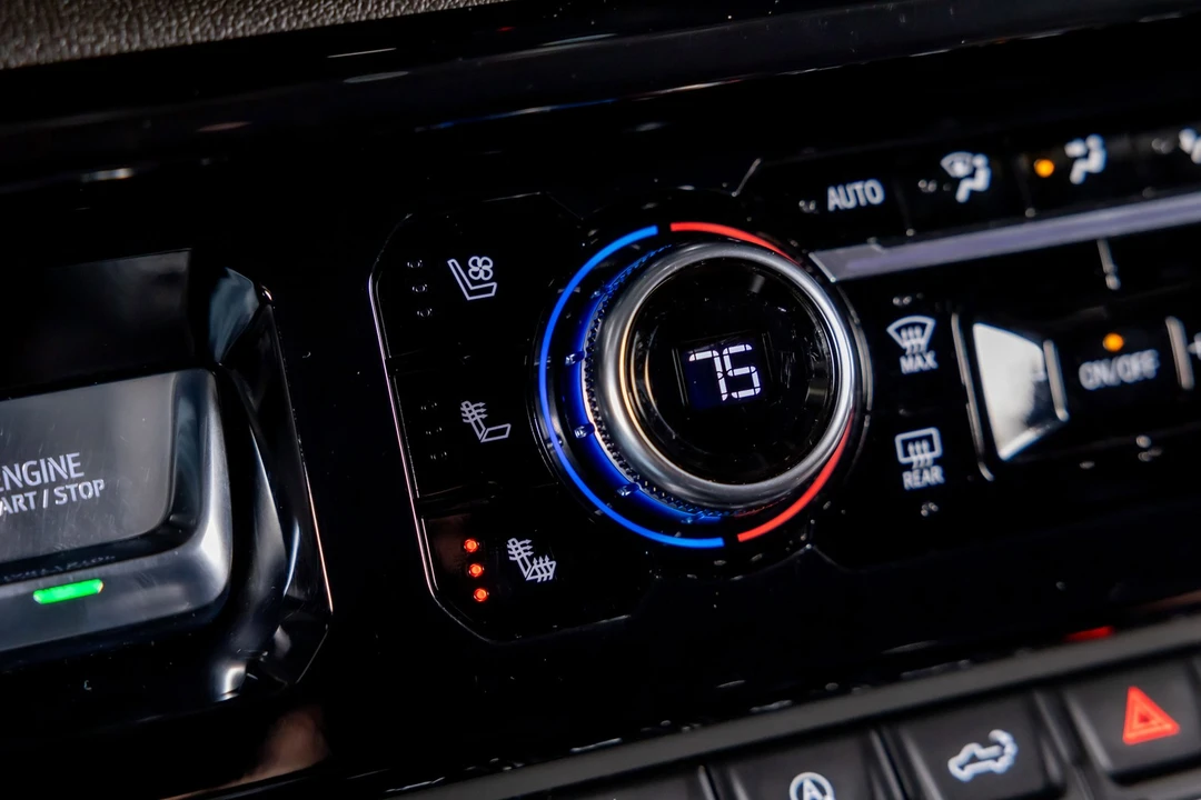2025 GMC Sierra 5th Gen - Image 14 of 21