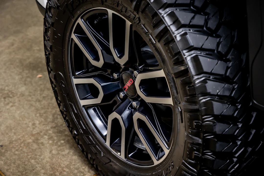 2025 GMC Sierra 5th Gen - Image 19 of 21