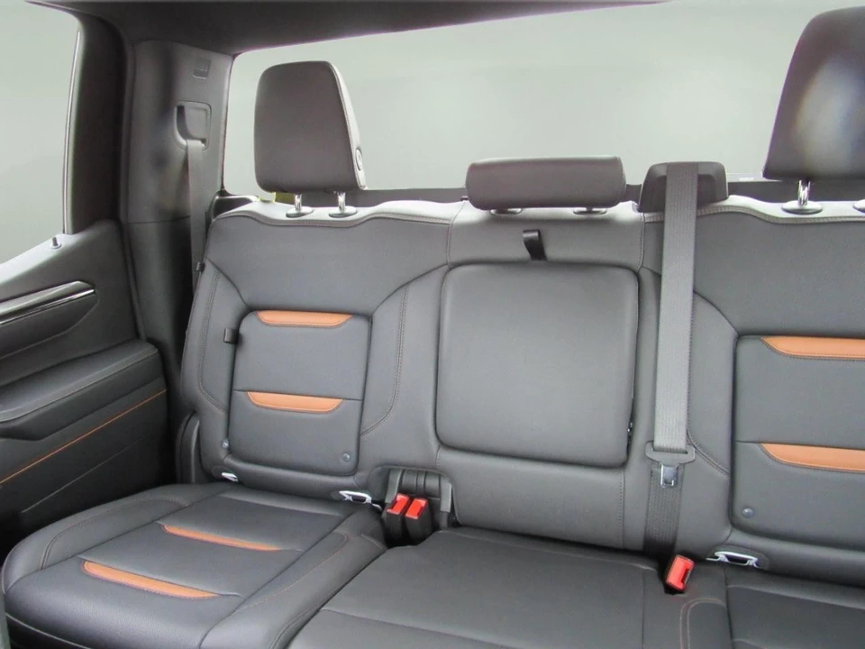 2025 GMC Sierra 5th Gen - Image 8 of 31
