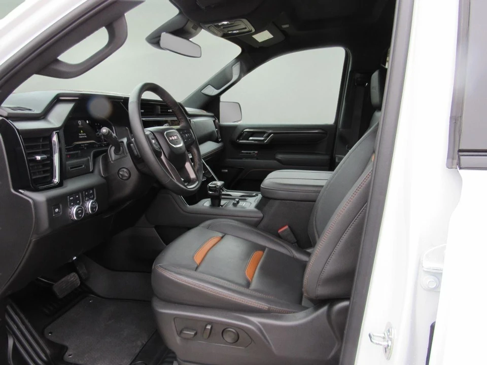 2025 GMC Sierra 5th Gen - Image 17 of 31