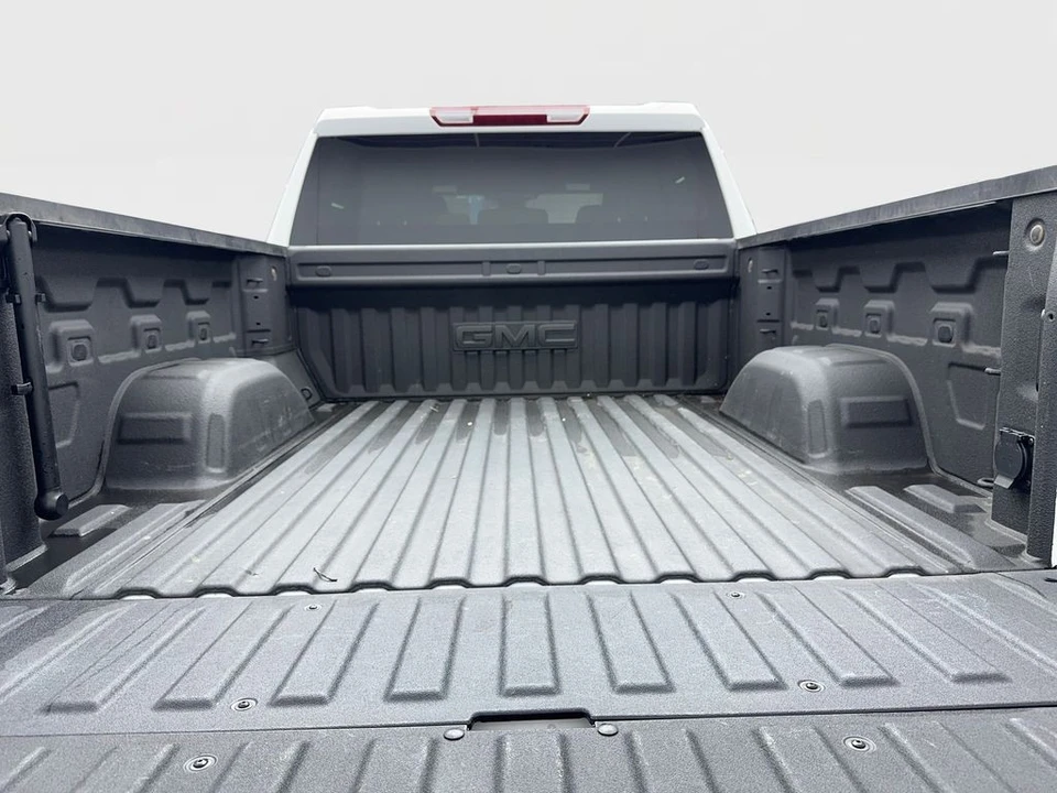 2025 GMC Sierra 5th Gen - Image 17 of 21