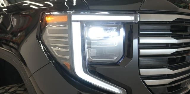 2025 GMC Sierra 5th Gen - Image 21 of 31