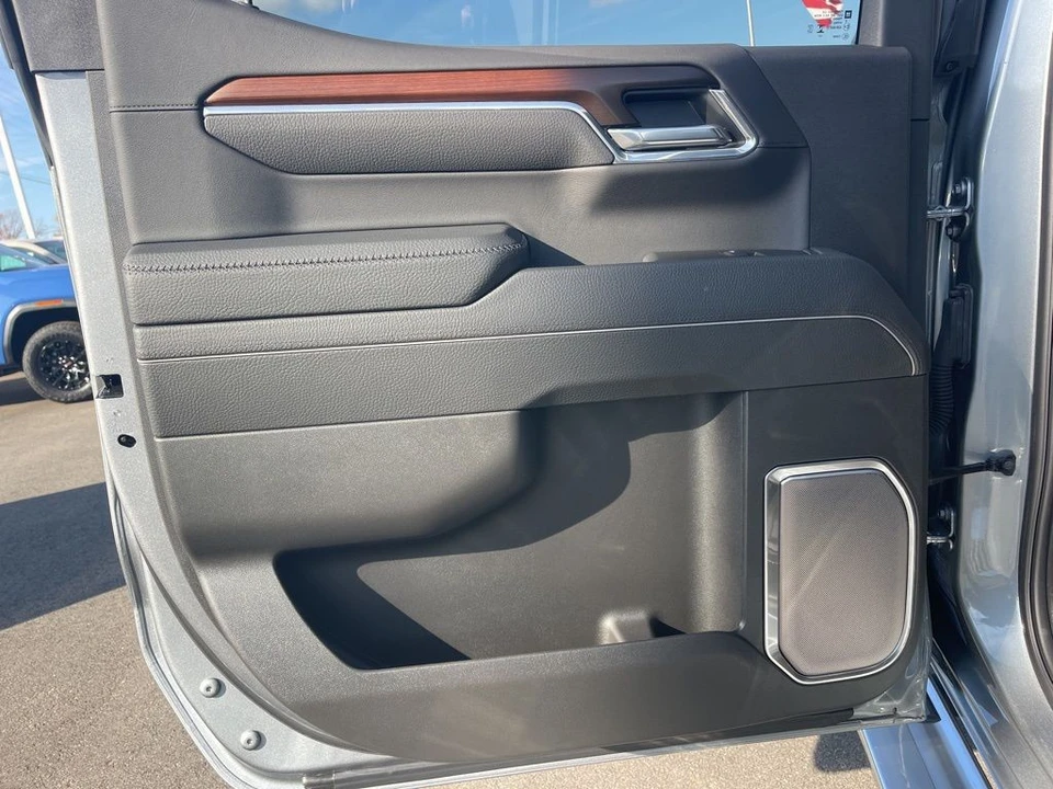 2025 GMC Sierra 5th Gen - Image 14 of 21