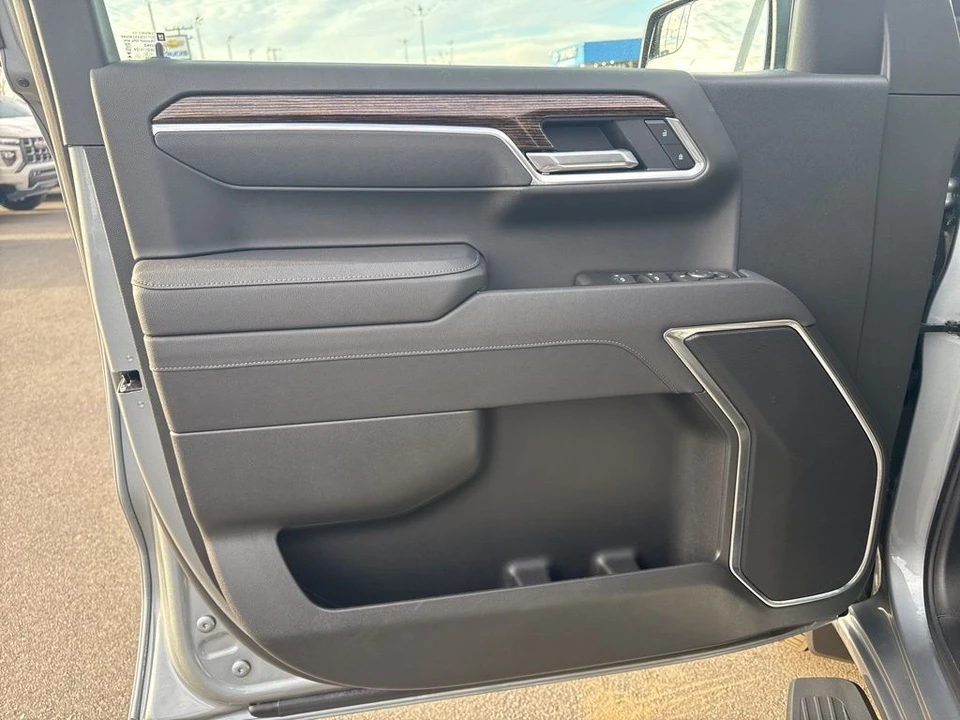 2025 GMC Sierra 5th Gen - Image 9 of 12