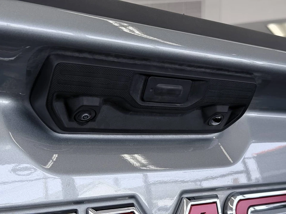 2025 GMC Sierra 5th Gen - Image 18 of 21