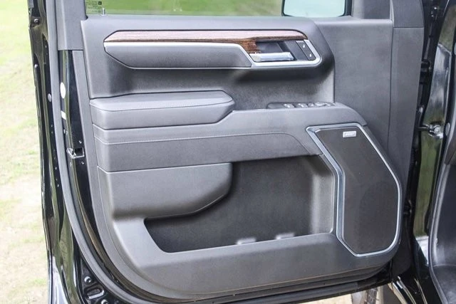 2025 GMC Sierra 5th Gen - Image 19 of 21
