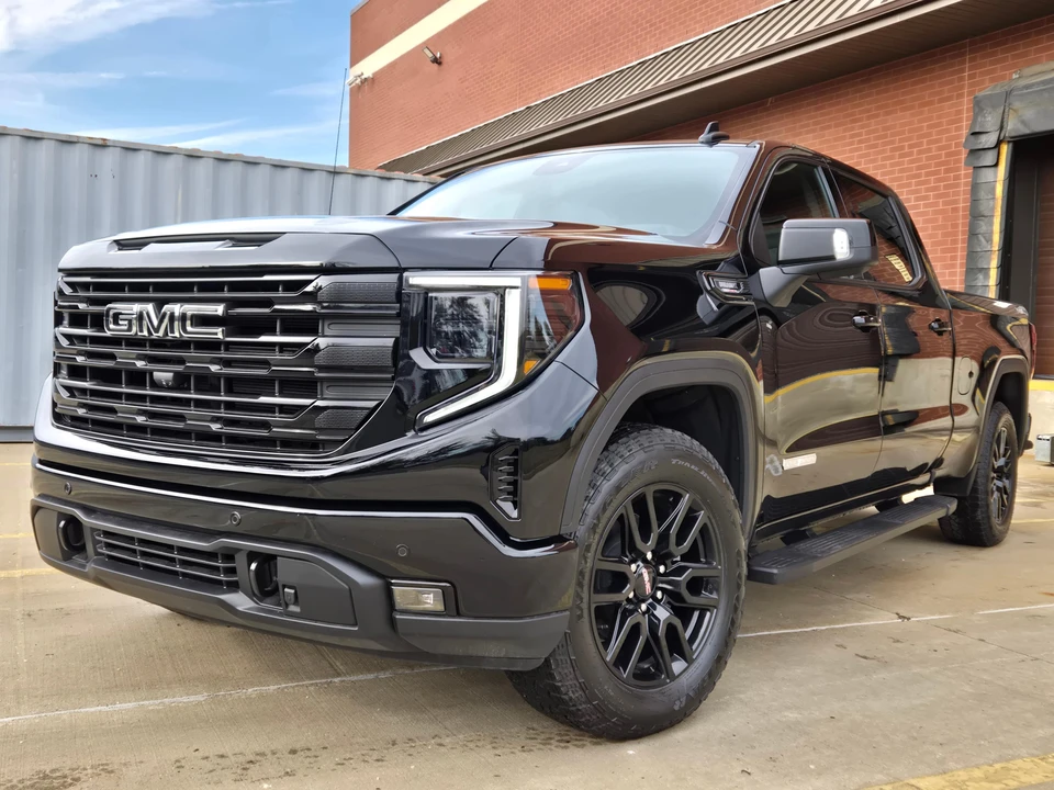 2025 GMC Sierra 5th Gen - Image 14 of 31