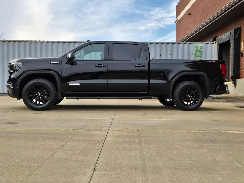 2025 GMC Sierra 5th Gen - Image 24 of 31