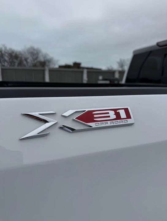 2025 GMC Sierra 5th Gen - Image 11 of 17