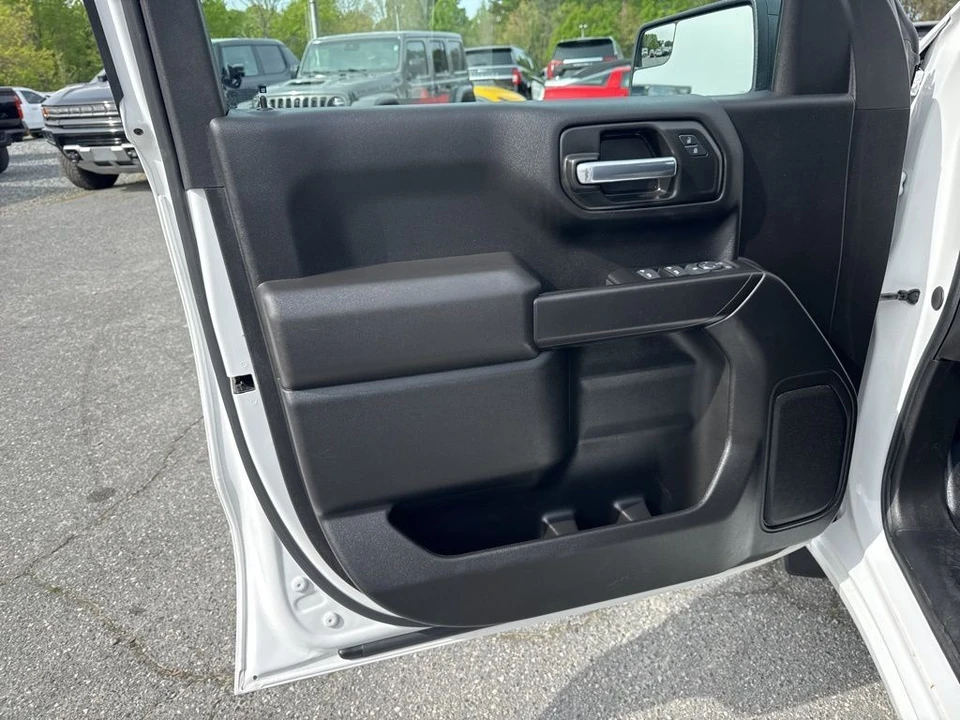 2025 GMC Sierra 5th Gen - Image 21 of 31