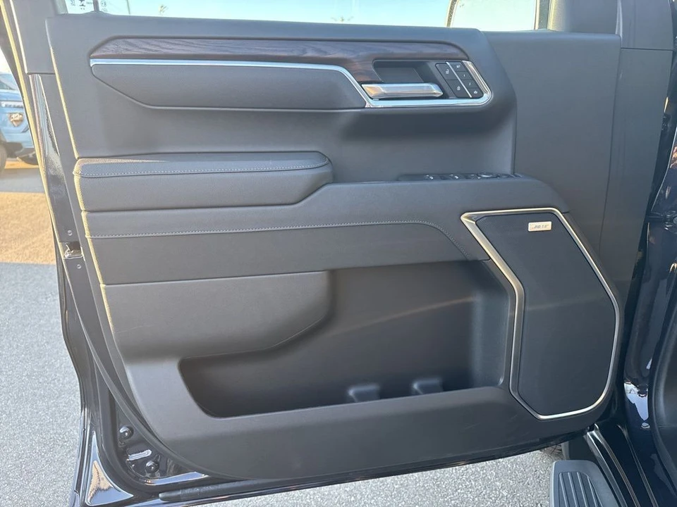 2025 GMC Sierra 5th Gen - Image 9 of 12