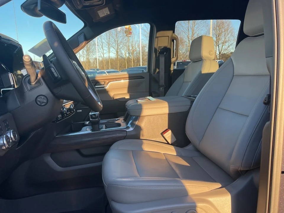 2025 GMC Sierra 5th Gen - Image 11 of 12
