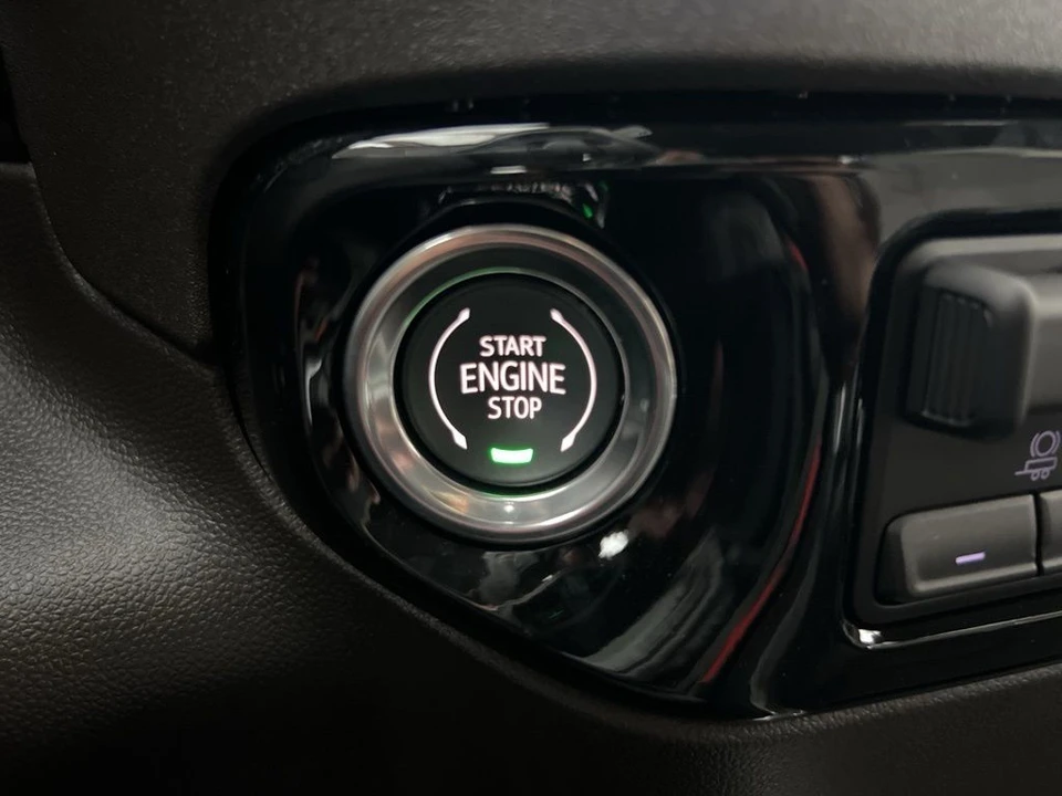 2025 GMC Sierra 5th Gen - Image 16 of 31