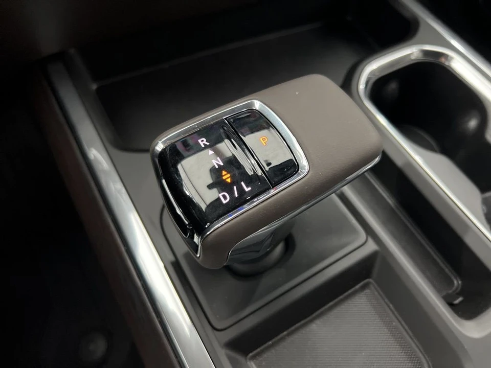2025 GMC Sierra 5th Gen - Image 15 of 31