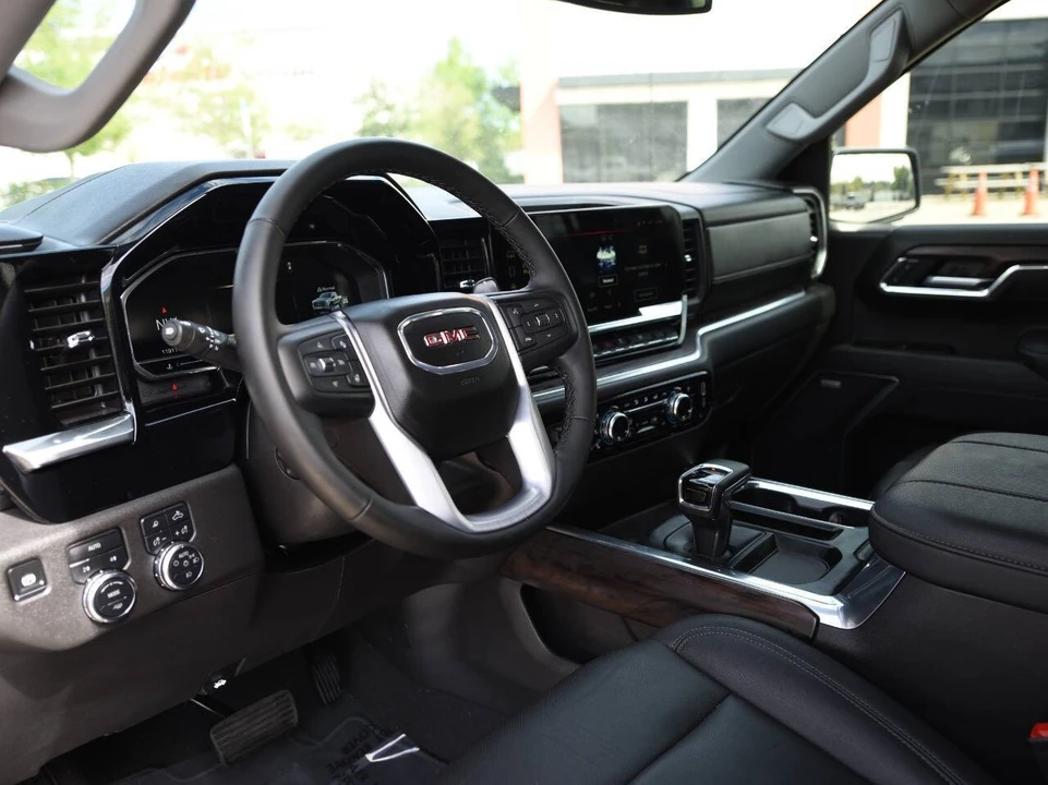 2025 GMC Sierra 5th Gen - Image 11 of 18