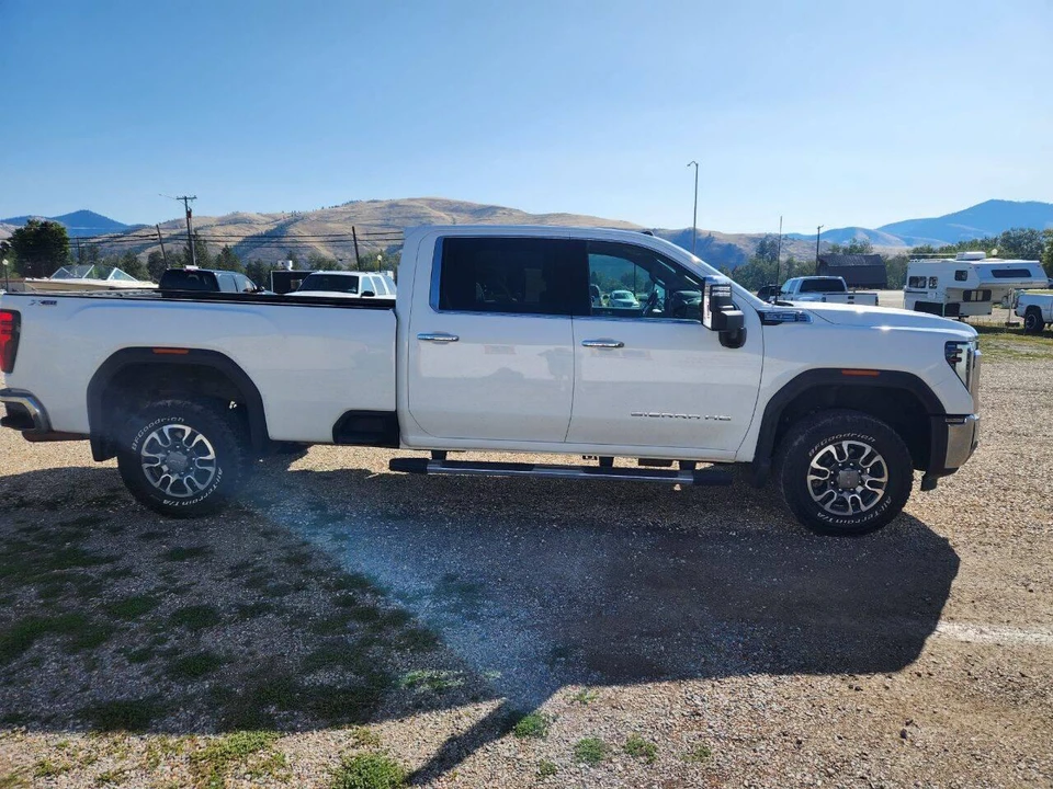 2025 GMC Sierra 5th Gen - Image 7 of 31