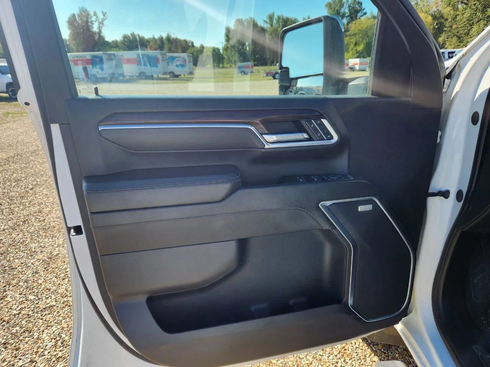 2025 GMC Sierra 5th Gen - Image 10 of 31