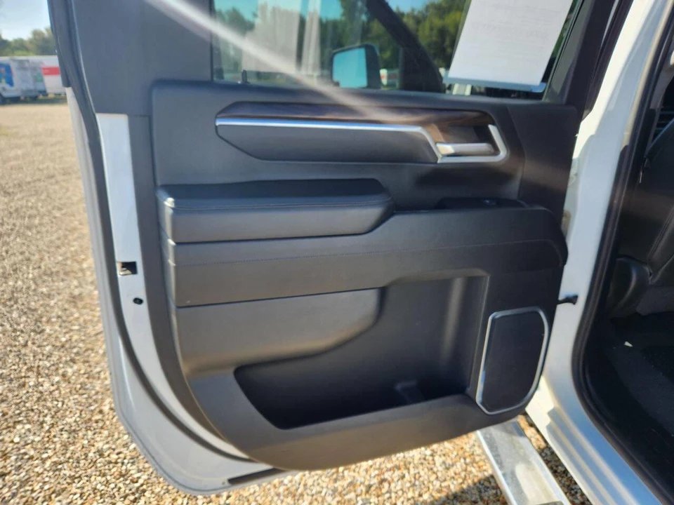 2025 GMC Sierra 5th Gen - Image 19 of 31
