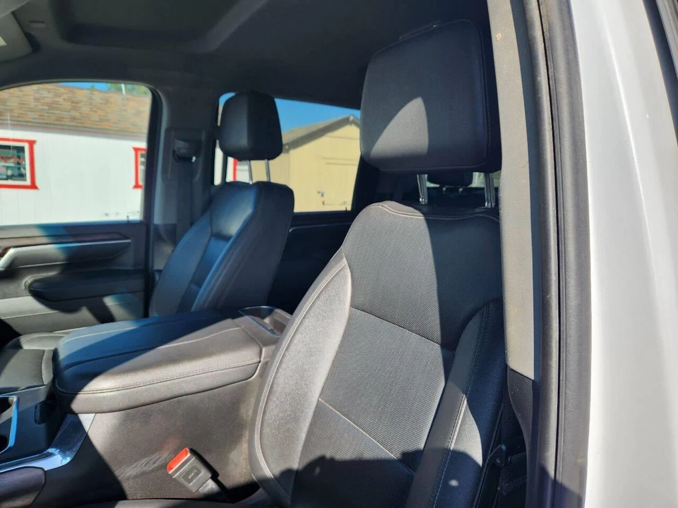 2025 GMC Sierra 5th Gen - Image 13 of 31