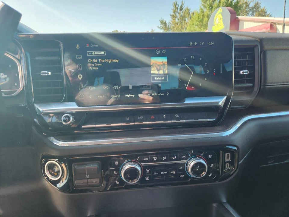 2025 GMC Sierra 5th Gen - Image 16 of 31