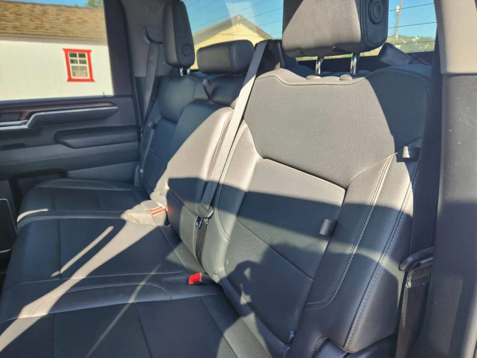 2025 GMC Sierra 5th Gen - Image 21 of 31